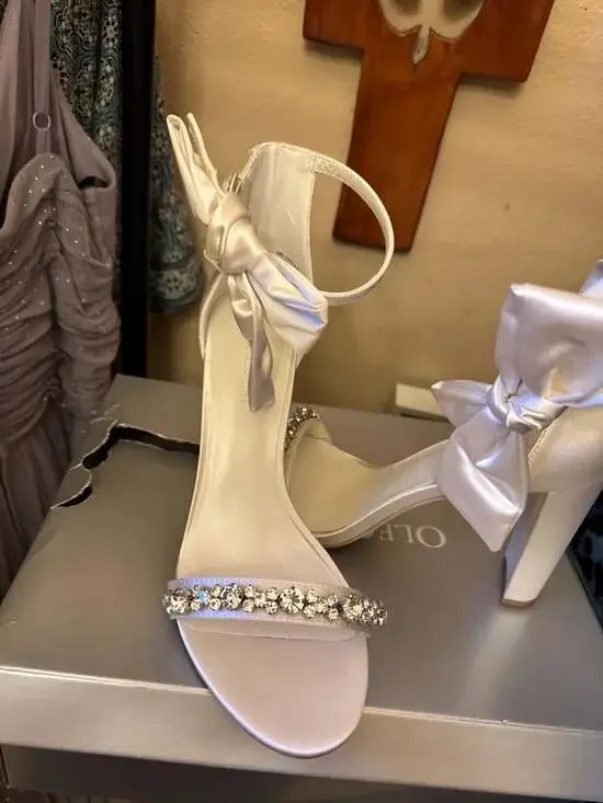 Oleg Cassini Melania Ivory Satin Jeweled Bow Ankle Strap Heels Size 8.5 - Picture 4 of 4